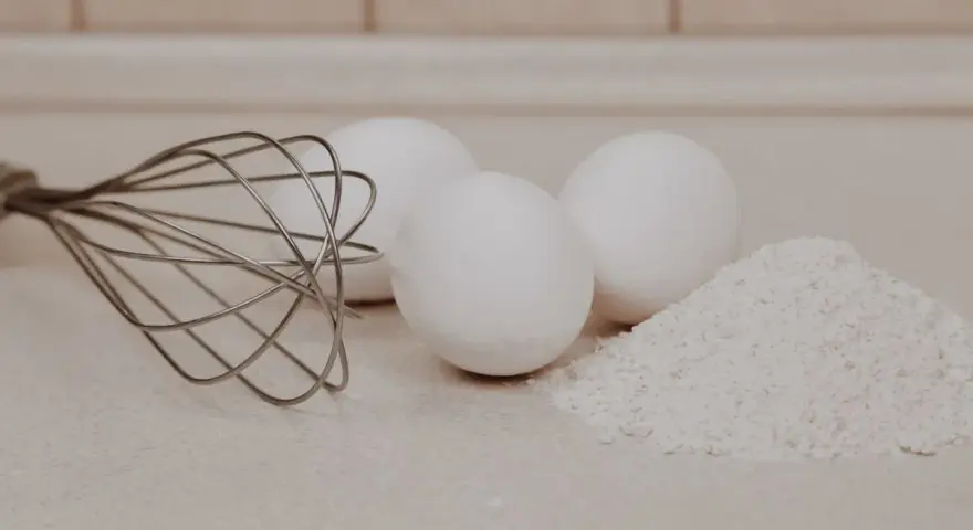 Mąka krupczatka do czego? Do pysznych ciast i ciasteczek, obok jajka i trzepaczka.