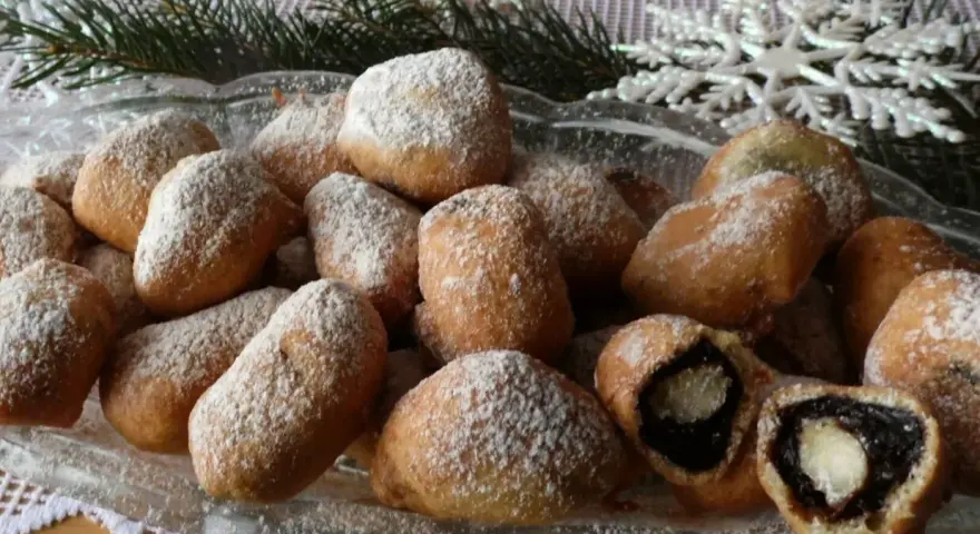 Pyszne pączki z powidłami śliwkowymi i kawałkiem banana. Idealne, gdy zastanawiasz się, co zrobić ze śliwek.