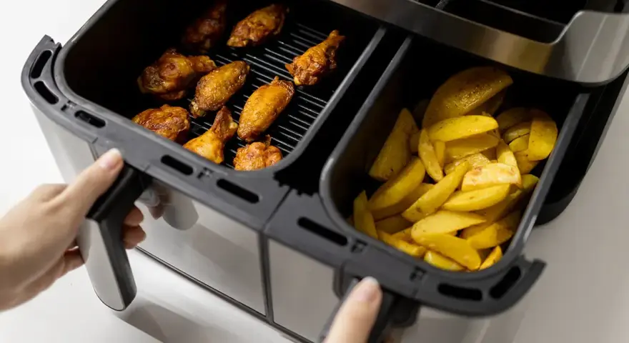 Co to jest airfryer? To urządzenie, które przygotowuje chrupiące skrzydełka i złociste frytki, wykorzystując gorące powietrze.
