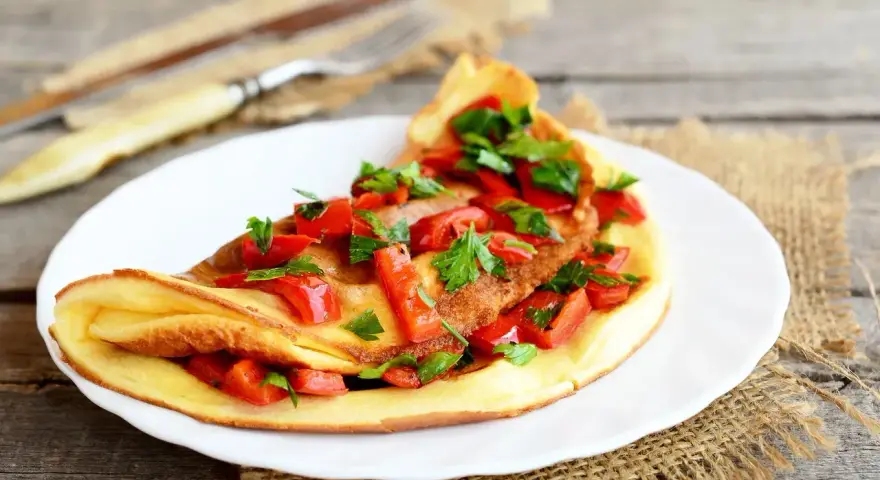 Puszysty omlet z papryką i natką pietruszki. Idealny pomysł na obiad, gdy chcesz zjeść coś szybkiego i pysznego.