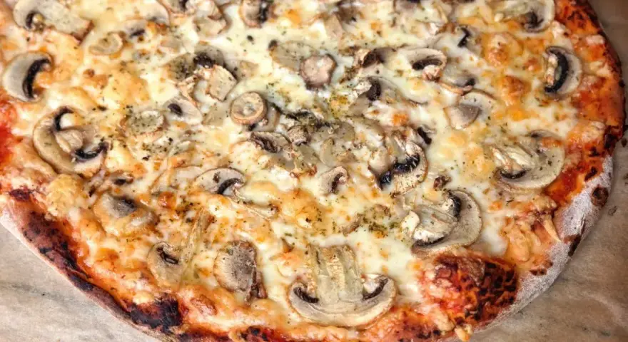 Pyszna pizza z pieczarkami i ciągnącym serem. Idealna na wspólne spotkanie, bo ile piec pizze, tyle radości!