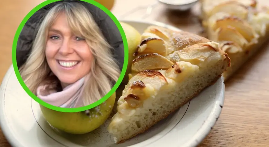 Uśmiechnięta blondynka na tle pysznego, domowego ciasta drożdżowego z jabłkami.