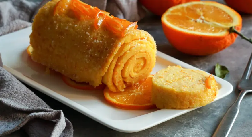 Pomarańczowy deser z cukrową skórką i plastrami pomarańczy. Tak można wykorzystać pomarańcze!