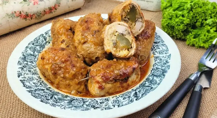 Roladki schabowe z ogórkiem i pieczarkami, idealne do sosu. Pytasz, czym faszerować roladki schabowe? Oto odpowiedź!