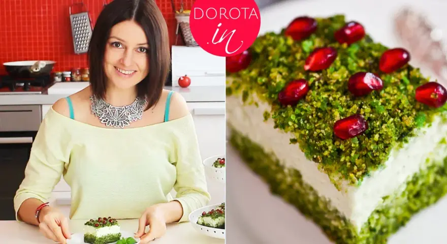 Dorota prezentuje ciasto leśny mech na dużą blachę, udekorowane granatem i pistacjami.