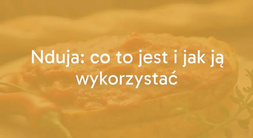 Nduja: co to jest i jak ją wykorzystać. Pikantna pasta na chlebie, z papryczką chili w tle.
