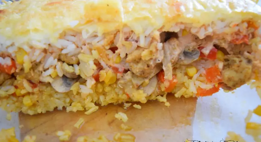 Pyszna zapiekanka gyros z ryżem, warzywami i serem. Warstwy ryżu, mięsa gyros, pieczarek i kukurydzy, zapieczone pod złotą pierzynką sera.