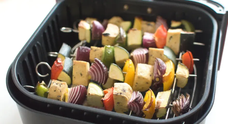 Kolorowe szaszłyki z tofu i warzywami w airfryerze. Pyszne dania z airfryer to szybki sposób na zdrowy posiłek.