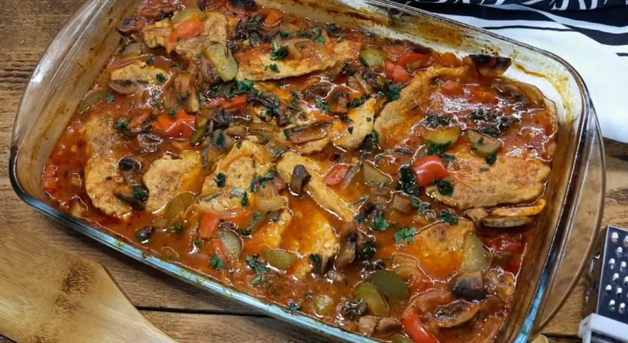 Pyszny schab po cygańsku w sosie z pieczarkami i papryką, zapiekany w naczyniu żaroodpornym.
