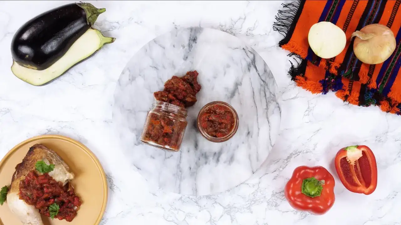 Ajvar do czego? Pyszna pasta z papryki i bakłażana, idealna do pieczywa, mięs i warzyw. Składniki: bakłażan, papryka, cebula.