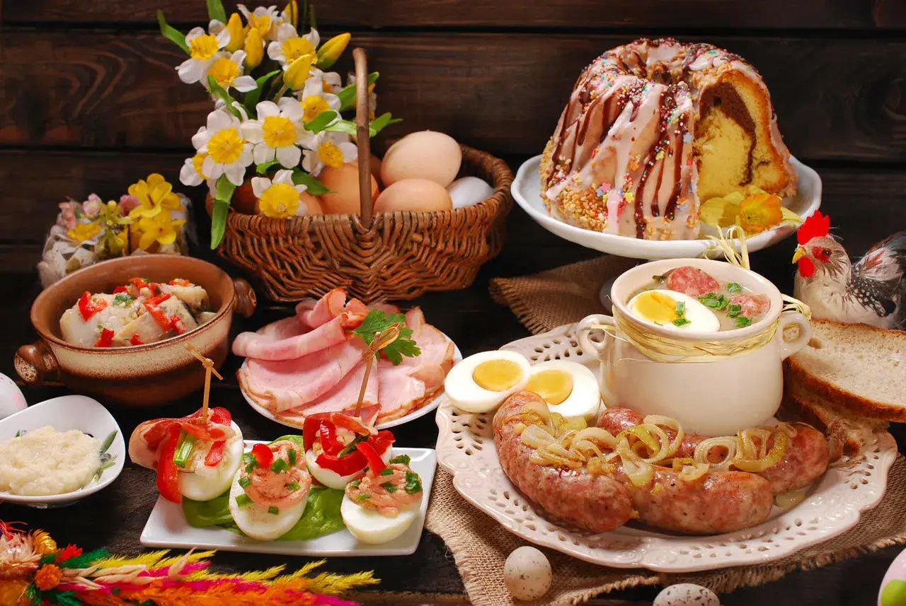 Wielkanocna lista potraw: babka, biała kiełbasa, żurek, jajka faszerowane, wędliny i chrzan.