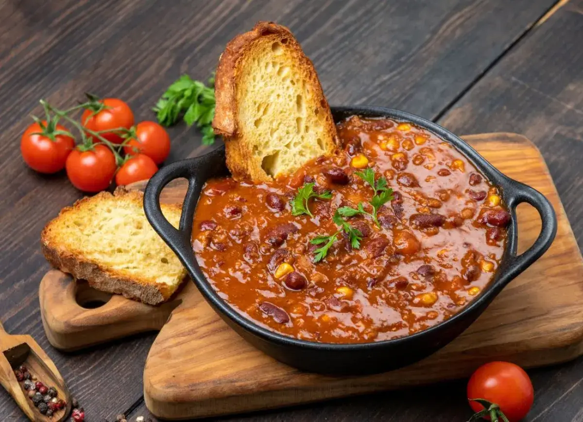 Gęste chili con carne z fasolą i kukurydzą, podane z chrupiącym pieczywem. Idealne na obiad na dwa dni.