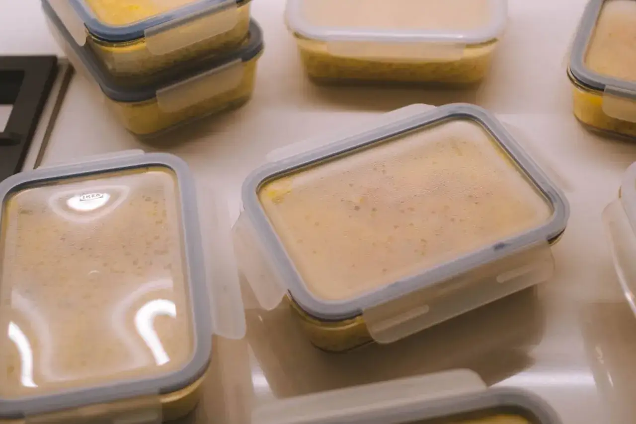 Słoiki z kremowym deserem, być może z mascarpone, czekają na mrożenie. Czy mascarpone można mrozić? Zobaczmy!